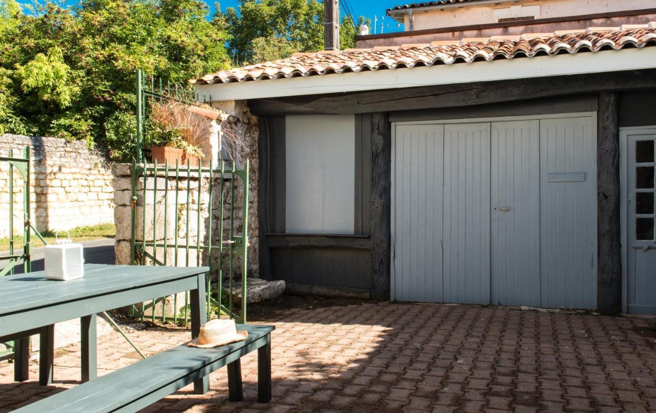 Gite Du Presbytere Port D'Envaux, Ravissante Maison De Charme Exteriör bild
