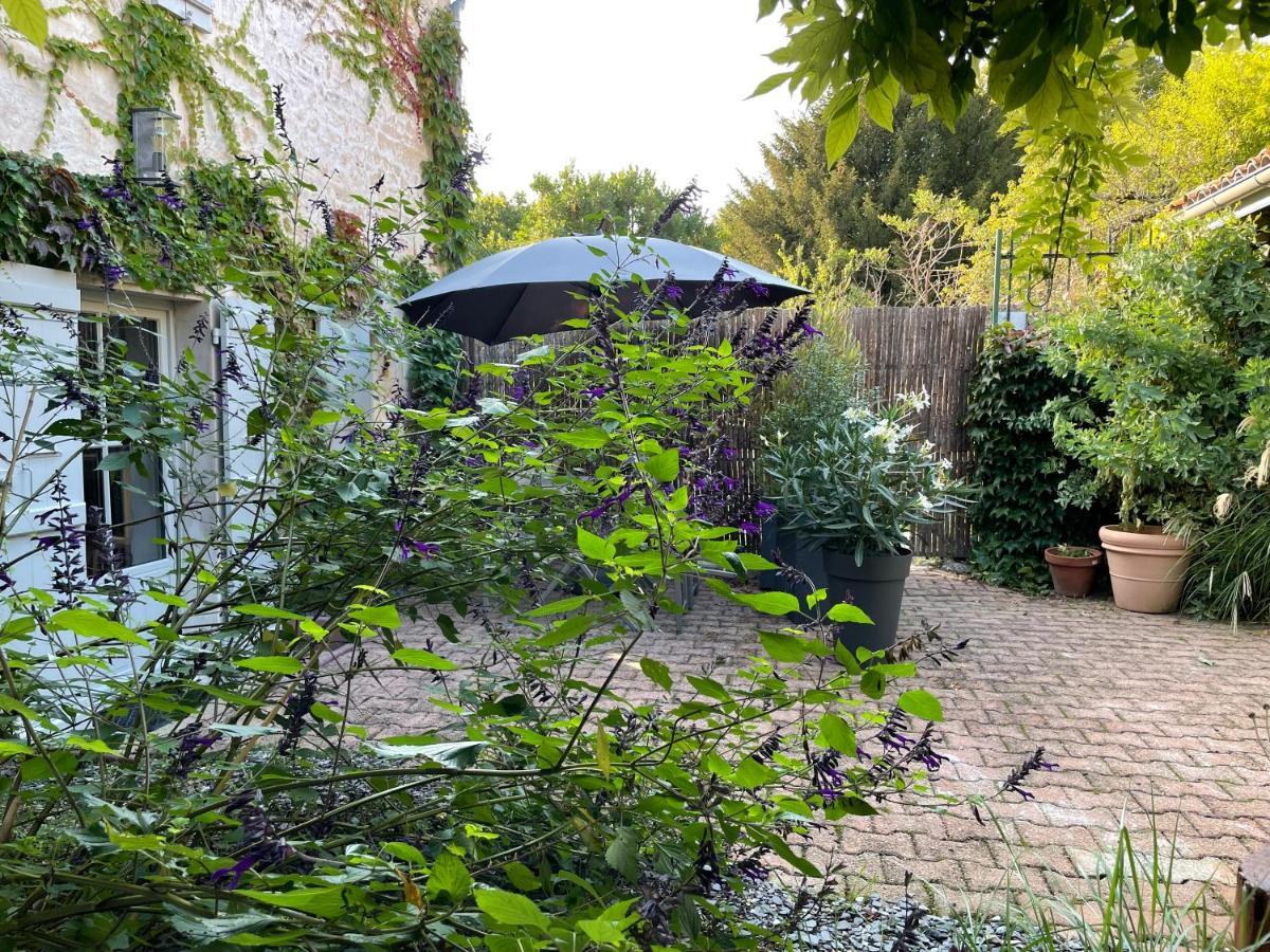 Gite Du Presbytere Port D'Envaux, Ravissante Maison De Charme Exteriör bild