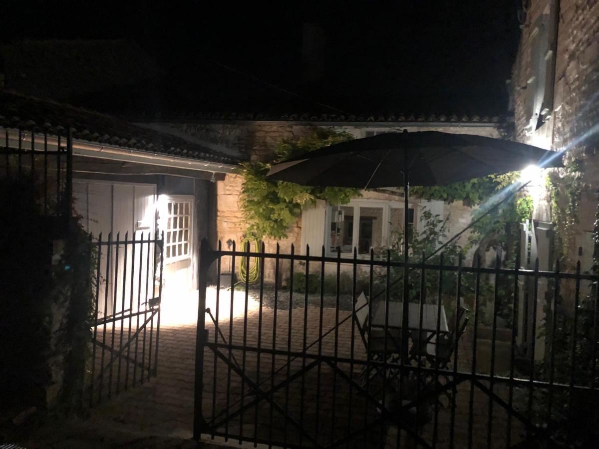 Gite Du Presbytere Port D'Envaux, Ravissante Maison De Charme Exteriör bild