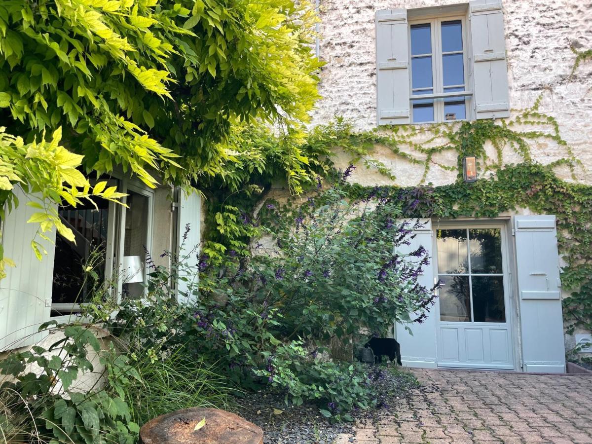 Gite Du Presbytere Port D'Envaux, Ravissante Maison De Charme Exteriör bild