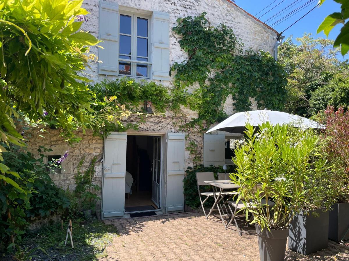 Gite Du Presbytere Port D'Envaux, Ravissante Maison De Charme Exteriör bild