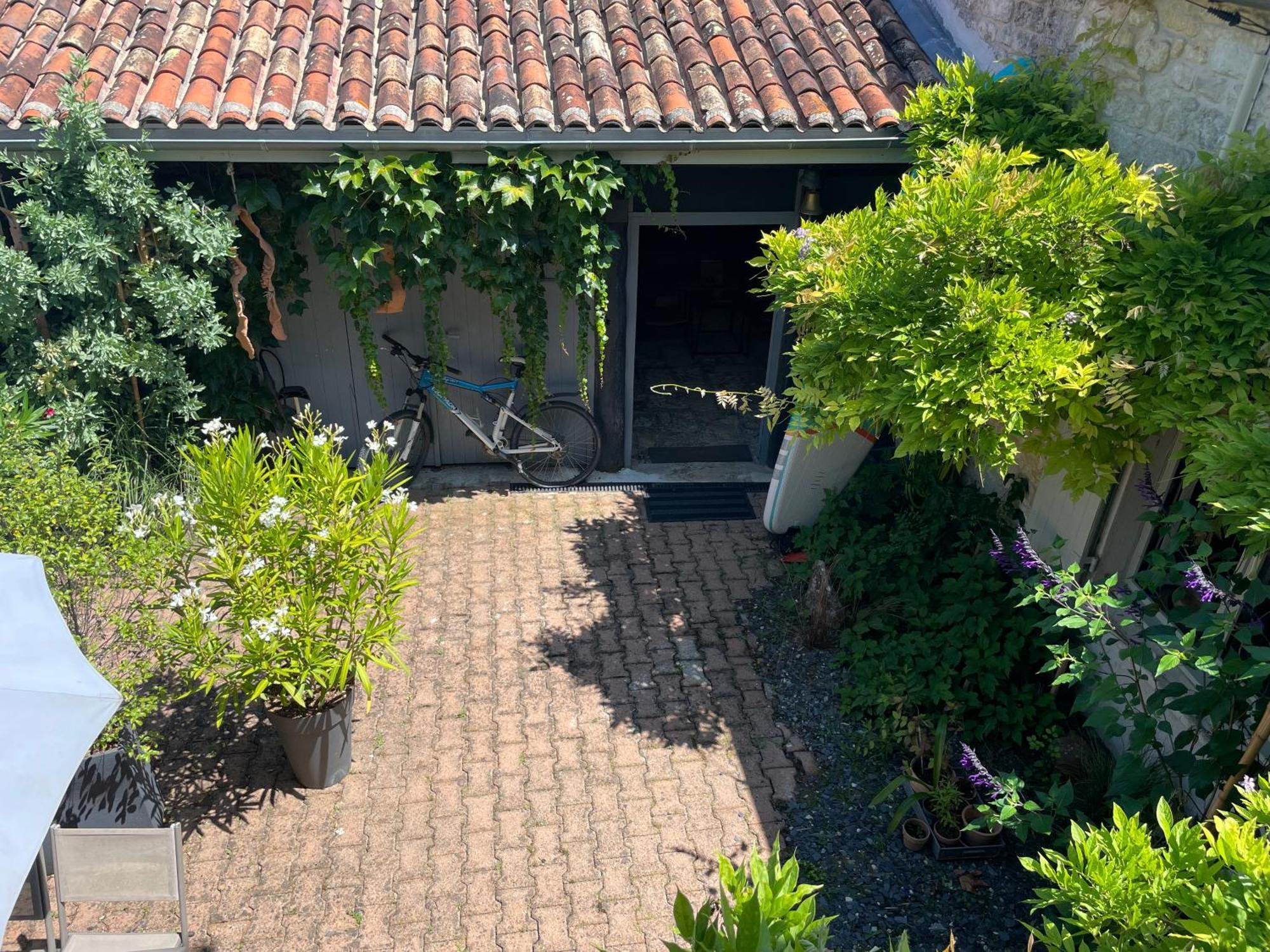 Gite Du Presbytere Port D'Envaux, Ravissante Maison De Charme Exteriör bild